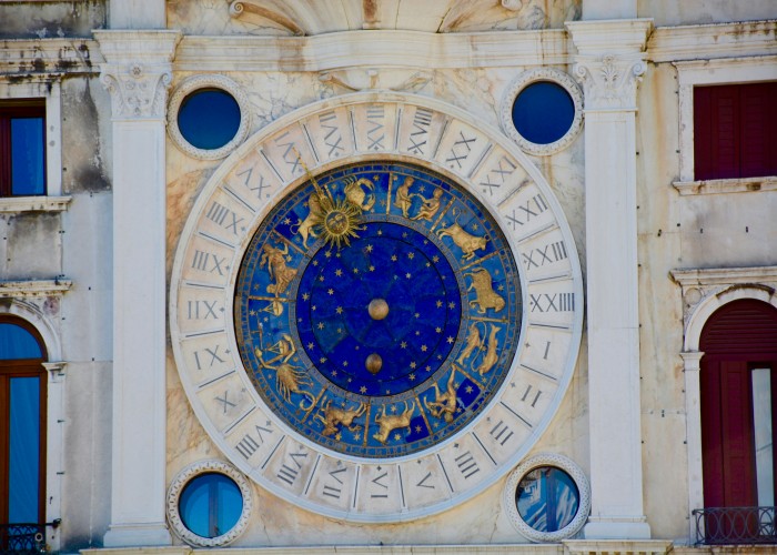 Ridhi Bahl - delhi astrologer, vastu services in india and abroad